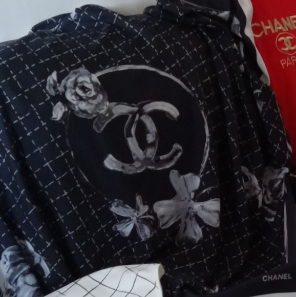 Extra large Chanel scarf - Picture 6 of 13